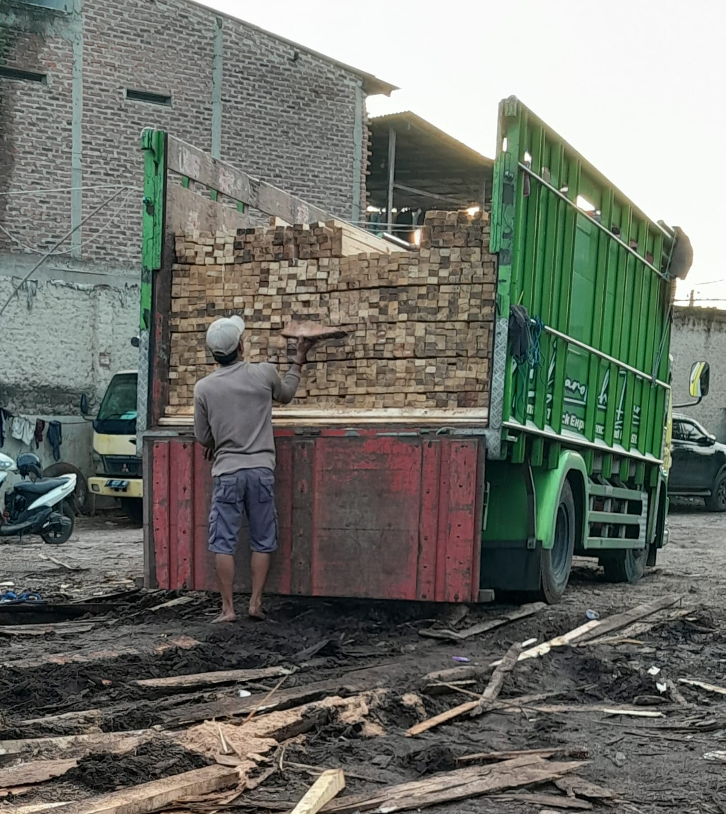 Kayu Kaso 5/25 Panjang 4 Meter / Merah / Putih Krem